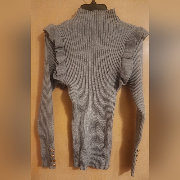 Nwot stretchy grey long sleeves with buttons size M - Picture 3 of 3
